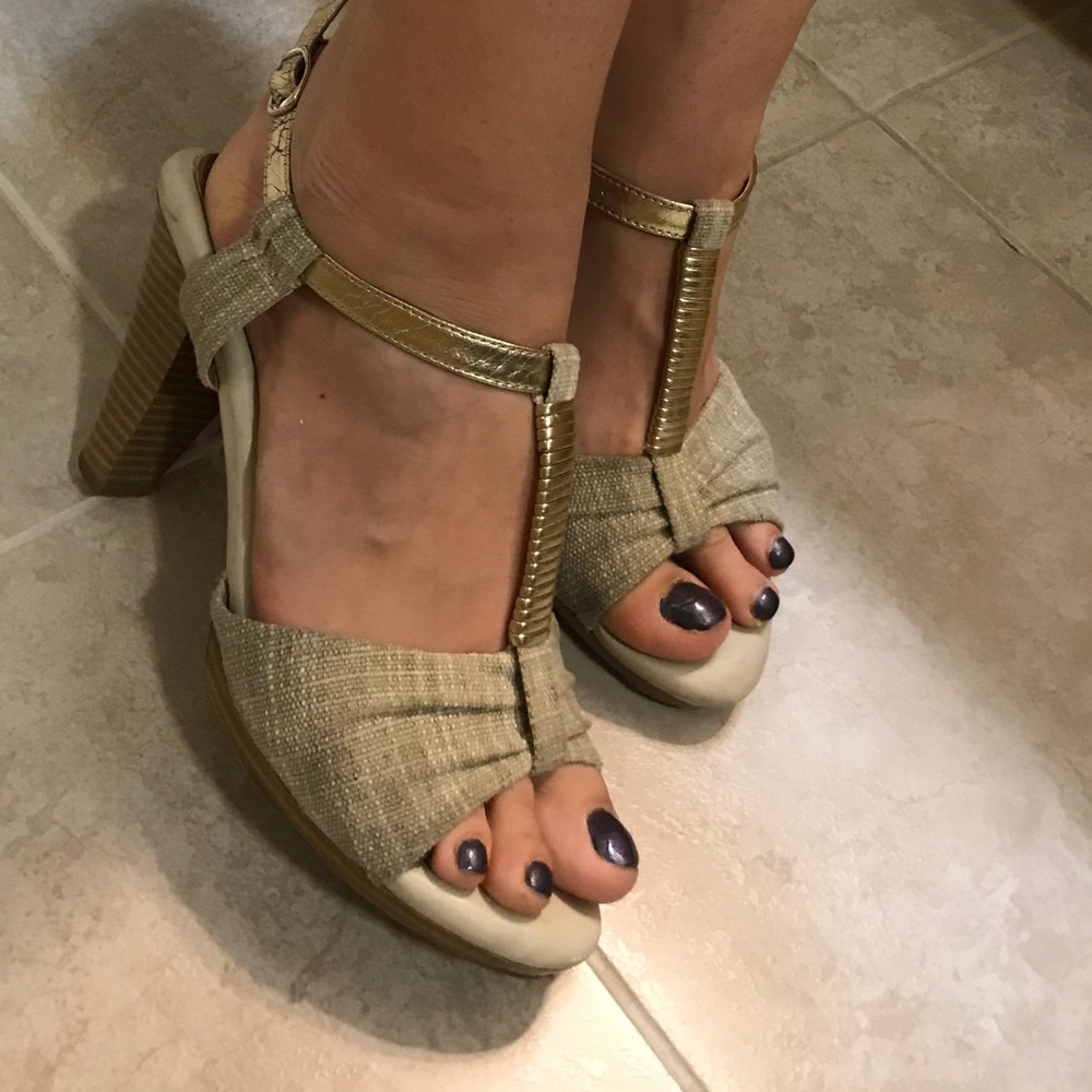 ❗️Super comfy pair of nude/gold sandals❗️